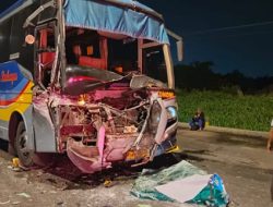 Maut’ Sugeng Rahayu Ringsek Tabrak Truk Gandeng di Simpang Empat Mojoagung! Sopir Terjepit dengan Kaki Patah!